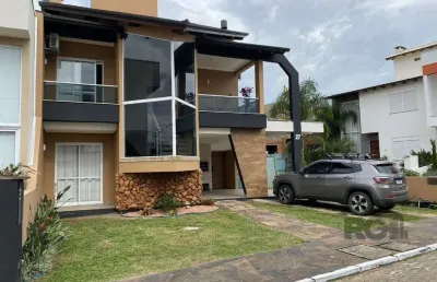 Casa em condominio com excelente padrão construtivo, possui 3 dormitórios, sendo 1 suíte máster com closet e sacada
