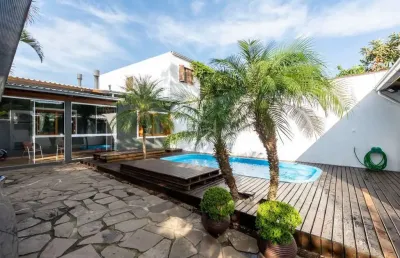 Casa de 2 dormitórios com piscina no bairro lomba do pinheiro