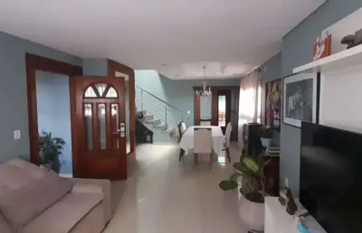 Casa com 03 quartos, sendo 01 suíte, 03 vagas de garagem.
