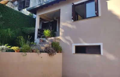 Casa com 4 quartos, suíte, piscina, lareira, churrasqueira em um terreno de 616m².