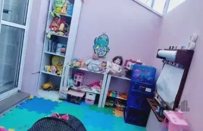 Casa em condomínio fechado com 02 dormitórios no bairro santa tereza