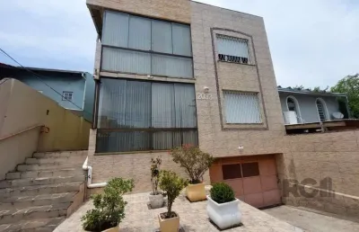 Apto 02 dormitórios amplas peças - 01 vaga escriturada no bairro tristeza
