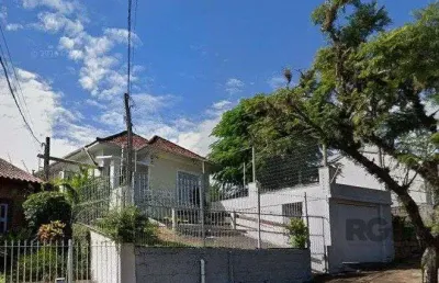 Casa 3 dormitórios, 1 vaga de garagem ampla e coberta. possui edícula com 3 peças. espaço com churrasqueira e dispensa. área total de 484m².