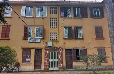 Vende no iapi, último andar, dois lances de escada, reformado