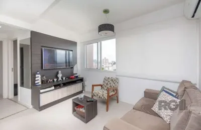 Apartamento andar alto que possui 2 dormitórios, sendo 1 súite, living para 2 ambientes, cozinha mobiliada, banheiro auxiliar