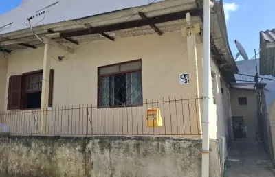 Vende casa no bairro cavalhada em acesso a poucos metros da avenida. construídos 2 residências geminadas com 1 dormitório separado, sala e cozinha integrados casa uma, mais chalé antigo de madeira.