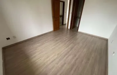 Apartamento de dois quartos, suíte e uma vaga de garagem no bairro menino deus