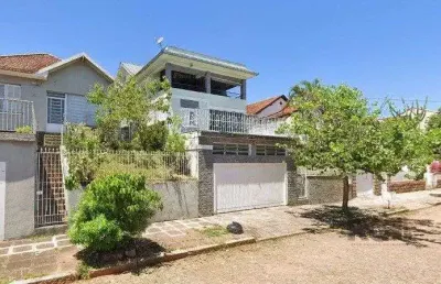 Casa com 167m², 4 dormitórios, 2 suítes, 2 vagas no bairro santa tereza