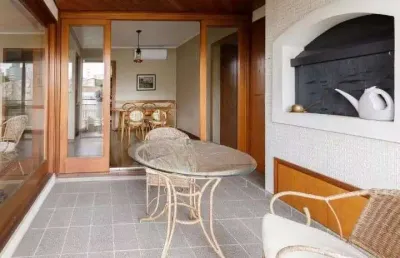Apartamento 02 dormitórios com churrasqueira e garagem
