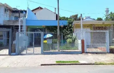 Casa residencial aconchegante com ampla área da lazer com churrasqueira.