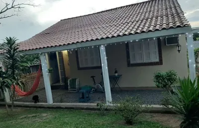 Casa residencial semimobiliada, com 3 quartos, 1 banheiro e 2 vagas de garagem.