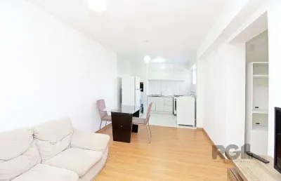 Apartamento 2 dormitórios com excelente localização, ventilado e iluminado., mobiliado, com churrasqueira , split nos quartos.
