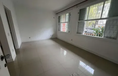 Apartamento térreo com 105,00m2 3 dormitórios 1 suite no bairro menino deus.
