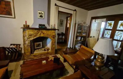 Casa no bairro glória, 2 dormitórios, banheiro, 2 garagens, ensolarada e bem ventilada