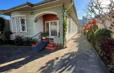 Casa com pátio com 3 dormitórios, 2 banheiros e 4 vagas.
