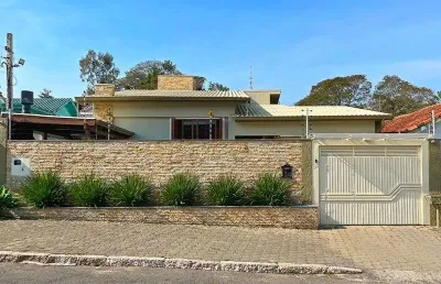 Ótima casa térrea com 4d, piscina e garagem fechada para 2 carros no jardim medianeira.