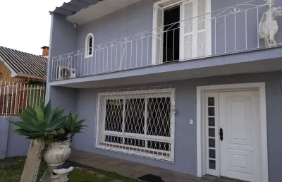 Casa de alvenaria, com 3 quartos, 1 suíte e 3 vagas de garagem.