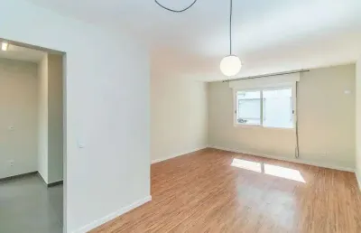 Apartamento reformado com 2 dormitórios e 1 vaga coberta - mont serrat