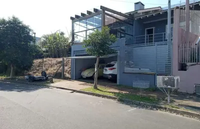 Linda casa no verdes campos com 2 dormitórios sendo 1 suíte e closet, lareira living amplo - amplo pátio com piscina.