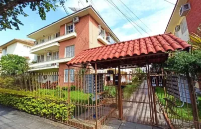 Apartamento reformado de 2 dormitórios com sacada no menino deus, porto alegre