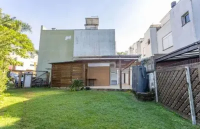 Casa em condomínio com 3 dormitórios, suíte e pátio amplo – 147m²