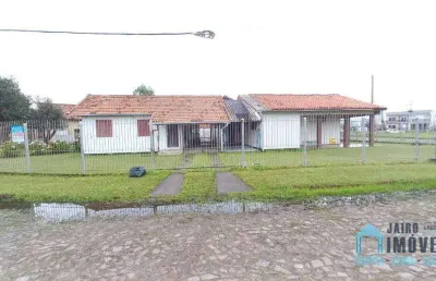 São duas casas, em um amplo terreno de esquina, no centro de tramandaí/rs!