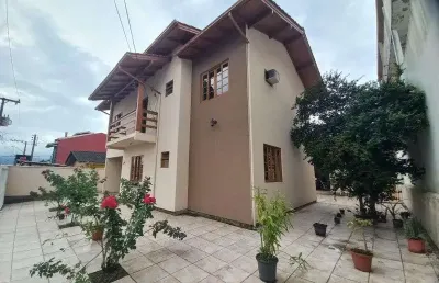 Casa com 4 quartos à venda na Rua Princesa Isabel, Forquilhinhas, São José