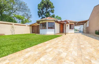 Vende-se casa térrea com terreno amplo – pinheirinho, curitiba/pr**