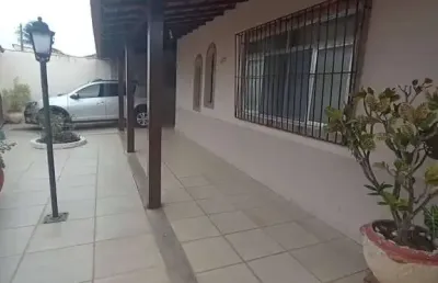 Casa linear com 4 quartos ( 2 suítes)  -  piscina churrasqueira edícula
