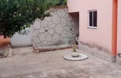 Ótima casa 3 quartos/piscina no bairro da praia linda