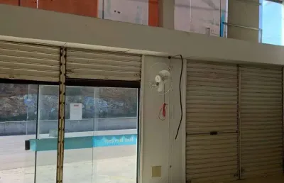 Lojão no baixo grande com salas , mezanino e entrada para caminhões
