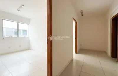 Sala comercial à venda na rua felipe camarão, 736, rio branco, porto alegre, 35 m2 por r$ 189.000