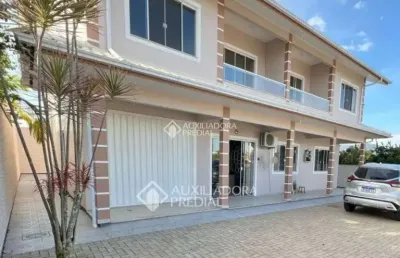 Casa com 8 quartos à venda na rua jandaia, 286, enseada de brito, palhoça, 295 m2 por r$ 1.300.000
