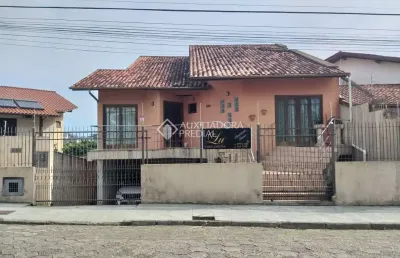 Casa com 4 quartos à venda na rua professora cremilde de oliveira, 262, jardim atlântico, florianópolis, 280 m2 por r$ 1.200.000
