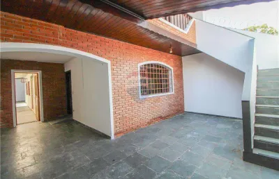 Casa com salão comercial anexo no piso superior à venda com 3 quartos + amplo salão