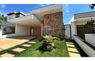 Casa térrea, nova, em condomínio, com 3 dormitórios, sendo 3 suítes (1 master com closet), 4 vagas de garagem