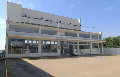 Prédio comercial com 1300m² de área construída em 3000m² de área total,  vagas para até 40 veículos, 10 banheiros
