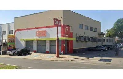 Alão comercial com 650m² de área construída em 750m² de área total, 3 banheiros, 23 vagas, pé direito 6m, excelente  para mercados, academias e lojas