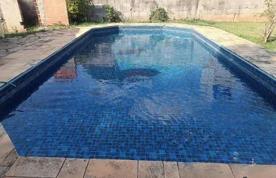 Alugo chácara com 2 dormitórios, churrasqueira e piscina