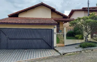 Bela casa com 3 dormitórios, sendo 1 suíte com closet, 3 vagas, quintal, aceita permuta!