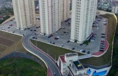 Apartamento com 58 m², 2 dormitórios, sala com sacada, cozinha com armários, área de serviço, 1 banheiro, 1 vaga de garagem.