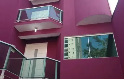 Sobrado com 220 m² de área construída, 03 dormitórios, sendo 01 suíte com sacada, 05 vagas, aceita permuta.