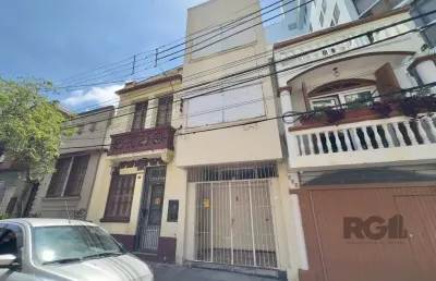 Casa com 4 dormitórios e pátio com churrasqueira no centro histórico