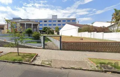 Casa com  terreno 26x44, toda gradeada. próximas as principais ruas do bairro gl
