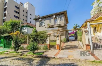 Casa 3 dormitórios, sendo 1 suíte, 636,29 m² de área privativa e 5 vaga(s) de ga