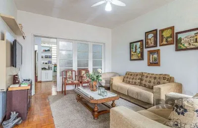 Casa  com 3 quartos, 2 banheiros e vaga de garagem,