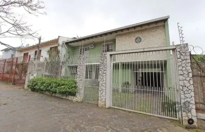 Casa com 5 suítes, 7 banheiros, 4 vagas no bairro partenon