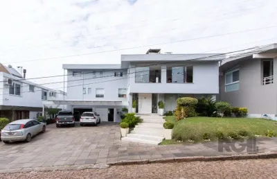 Casa em condominio . com 6 suites, sendo 3 suítes master com closet e hidro.