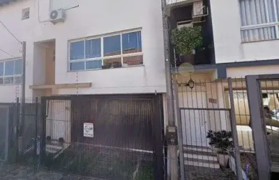 Sobrado  com 3 quartos, 1 suíte, lareira, churrasqueira, 3 vagas cobertas na zon