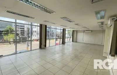 Prédio comercial reformado com auditório e 30 salas equipadas